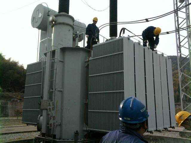 作業人員安全保護繩系在安全水平保護繩上，確保在變壓器本體上移動始終不會失去保護。